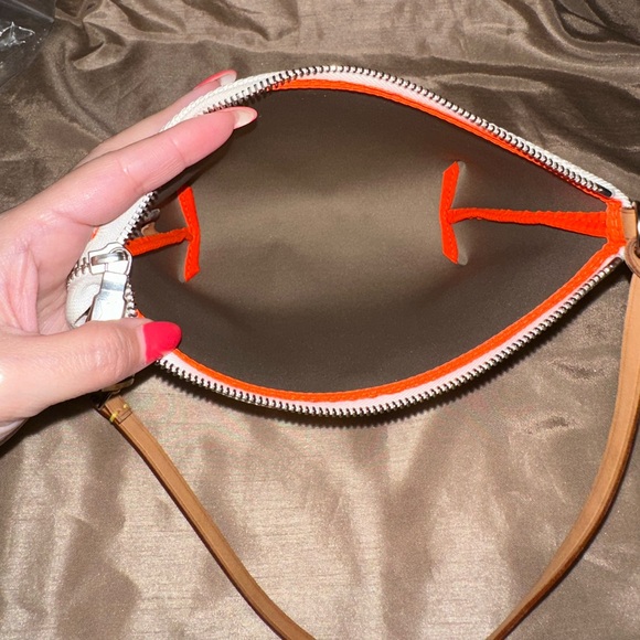 Louis Vuitton Damier Geant Americas Cup Pochette
Accessories Bag White (RARE) - Picture 11 of 12